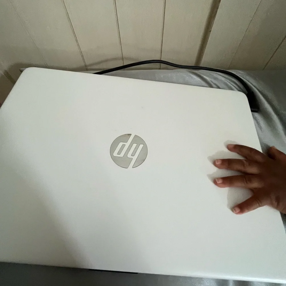 HP laptop 14 inch screen stream HD